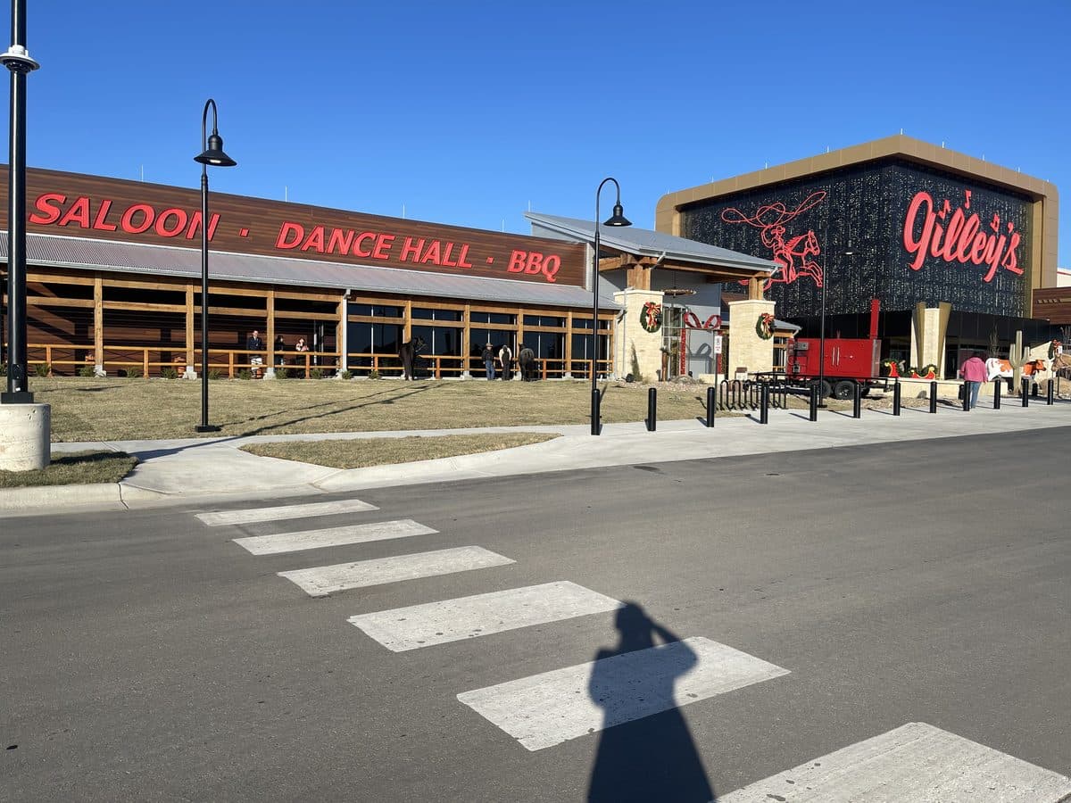 Gilley's Park City, Kansas — multi-level entertainment destination